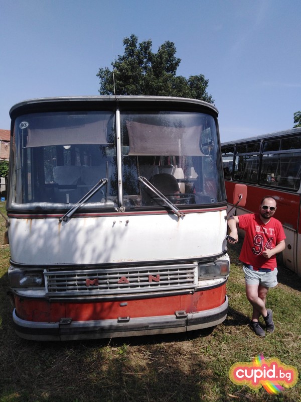 Автобус Чавдар 11м4 който е произведен през 1980 г. и ремонтиран през 1993г. като е успял да прекоси Европа до Атлантическия океан. - Penyo